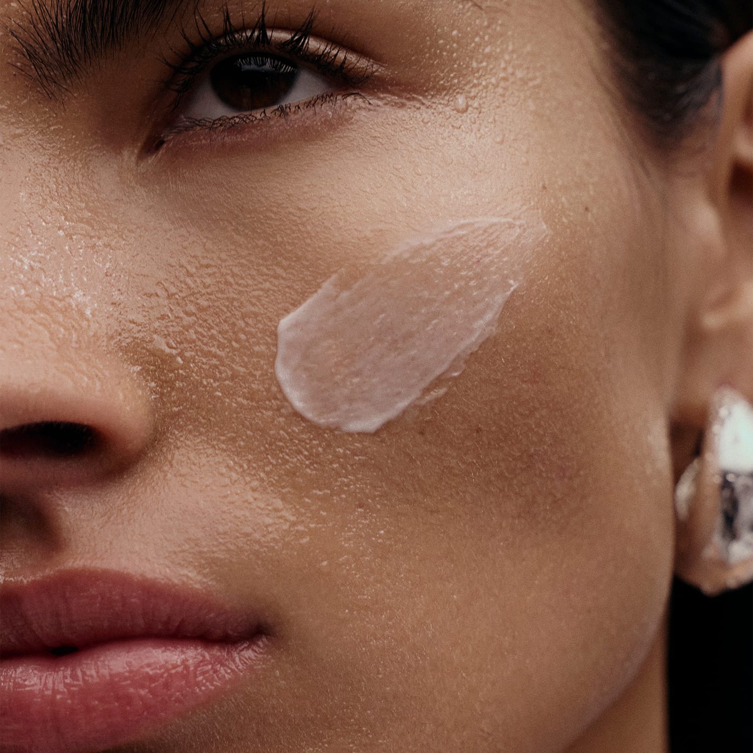 Woman with HYDR/O Bioactive Hydrolipid Barrier on her cheek